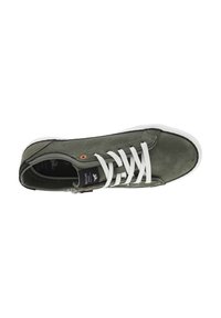 Sneakers verde oliva con una toma in suede e rete, lacci bianchi e una superficie testurizzata. Presentano una suola in gomma e dettagli di branding minimi.