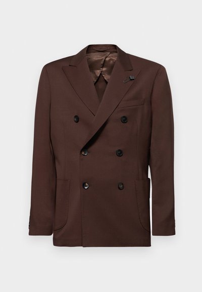 Blazer castanho de dois botões, feito de um tecido com uma textura suave. Apresenta botões pretos, dois bolsos frontais e um colarinho em pico.