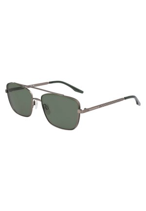Occhiali da sole quadrati con montatura grigia, lenti verde scuro e braccia argentate testurizzate. Presentano punte in gomma per comfort e stabilità.