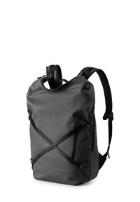 Zaino nero realizzato in materiale liscio e resistente all'acqua. Presenta spallacci inclinati, una tasca frontale con zip e un logo in rilievo nella parte inferiore.