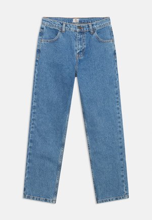 Blaue gerade geschnittene Jeans aus Denim mit vorderen Taschen, Gürtelschlaufen und einem Knopfverschluss an der Taille, flach auf einem weißen Hintergrund dargestellt.