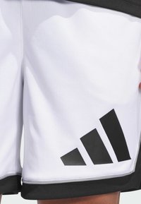 Weiße Sportshorts aus atmungsaktivem Mesh, mit einem schwarzen Drei-Streifen-Logo auf der unteren linken Seite und schwarzem Saumabschluss.