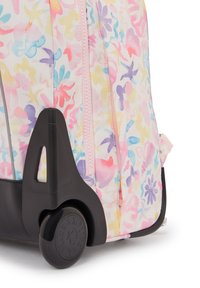 Rullande ryggsäck med ett rosa och pastellfärgat blommönster, som har ett slitstarkt tyg, svart plastbas och smidiga hjul för enkel rörlighet.