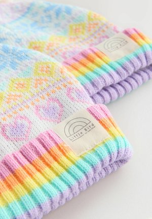 Zwei Strickmützen mit pastellfarbenen Regenbogenmustern, geometrischen Designs und gerippten Rändern, jede mit einem Stoffetikett, das ein Regenbogenlogo zeigt.
