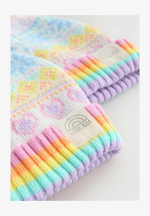 Zwei Strickmützen mit pastellfarbenen Regenbogenmustern, geometrischen Designs und gerippten Rändern, jede mit einem Stoffetikett, das ein Regenbogenlogo zeigt.