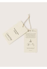 Ekologické bavlněné štítky, béžový recyklovaný papír, zaoblené rohy, černý text a ikony. Připevněno tenkým provázkem pro zavěšení.