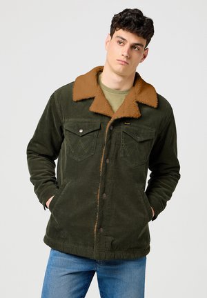 Groene corduroy jas met een bruine nepbont kraag, twee borstzakken en knoopsluiting. Standaardpasvorm met een gestructureerde afwerking.