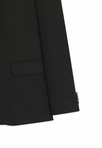 Giacca da completo nera in tessuto strutturato. Presenta una tasca sul petto singola e tre bottoni sul polsino. Design pulito e strutturato.