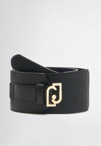Cintura nera con corpo in pelle testurizzata, design elastico e una fibbia rettangolare dorata con dettaglio del logo.