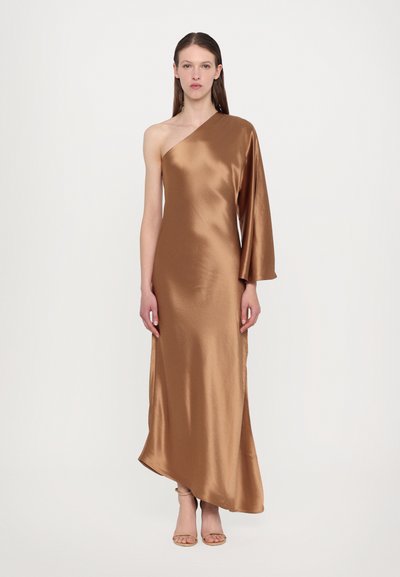 Abito in satin asimmetrico a spalla unica di un ricco marrone, con una silhouette fluida e uno spacco laterale alto per garantire movimento. Design minimalista con texture liscia.