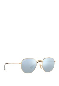 Gafas de sol Ray-Ban con lentes octagonales de color azul claro, montura de metal dorado y patillas de carey marrón con brazos finos y almohadillas para la nariz.