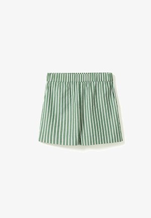 Zöld-fehér, függőlegesen csíkos, gumis derekú rövidnadrág oldalzsebekkel, fehér háttéren bemutatva.