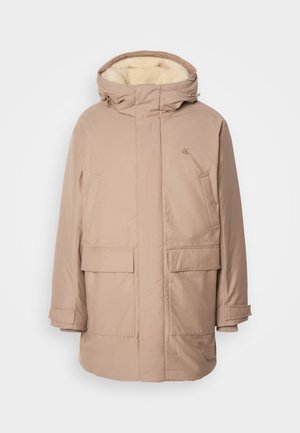 Beige geïsoleerde parka met kap, voorzien van een zachte, lichtgekleurde voering, twee voortassen en een logo op de borst.
