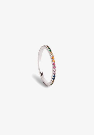 Bague en argent avec des pierres multicolores en sertissage griffe. L'anneau présente un bord festonné pour ajouter de la texture et de l'intérêt visuel.