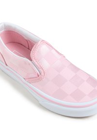 Roze instapsneakers van textuurstof met een geblokt patroon. Voorzien van een witte rubberen zool en subtiele branding aan de zijkant.