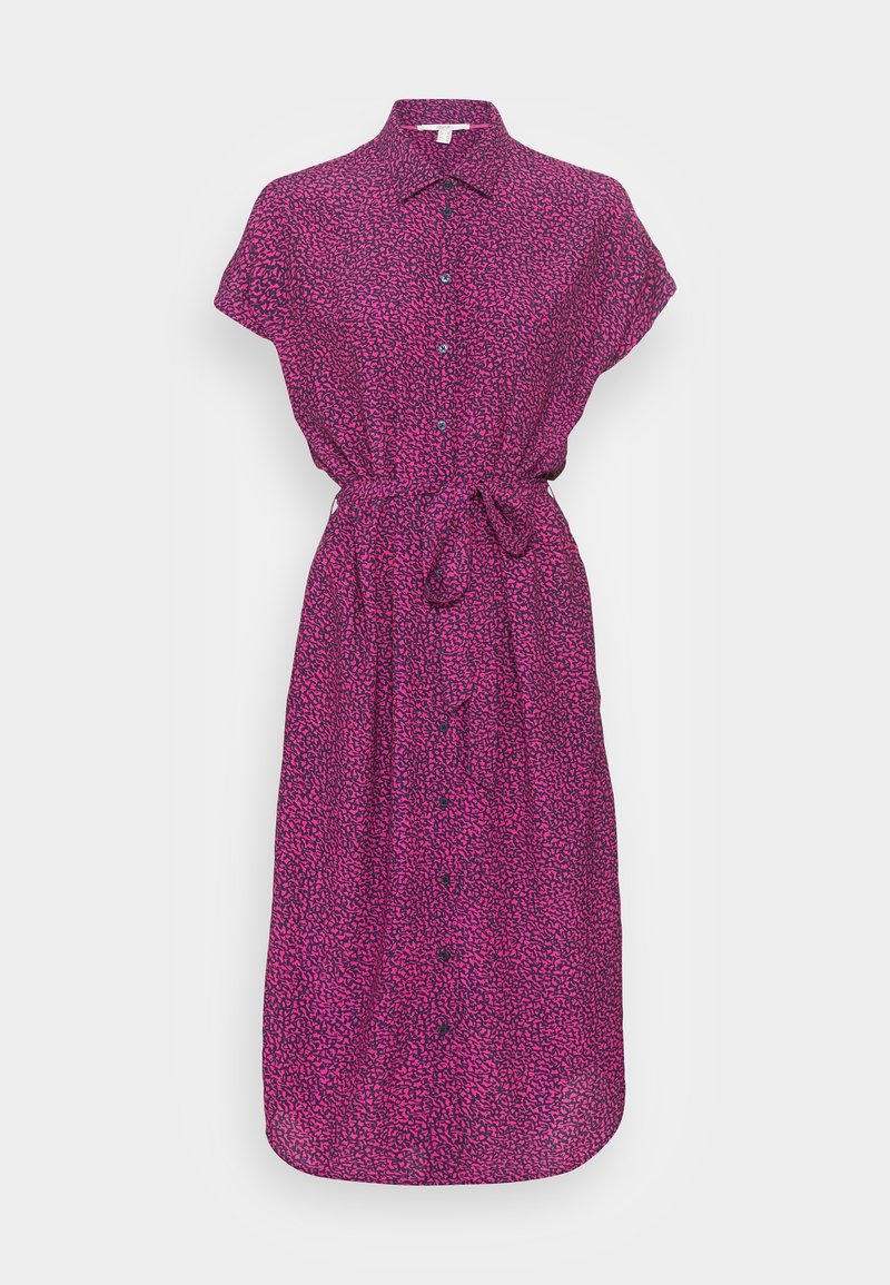 En knapp-up klänning i livlig rosa med ett mönstrat mönster. Har korta ärmar, knytbar midja och en avslappnad passform. Tillverkad av lättviktigt tyg.