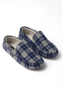 Zapatillas de cuadros azul marino y gris con interior suave y peludo, suelas planas y bordes cosidos para mayor durabilidad.