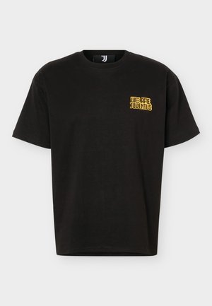 Μαύρο T-shirt με κοντά μανίκια με κίτρινο κείμενο "We Are Juventus" στο πάνω αριστερό μέρος του στήθους, στρογγυλή λαιμόκοψη και λογότυπο της Juventus μέσα στη λαιμόκοψη.