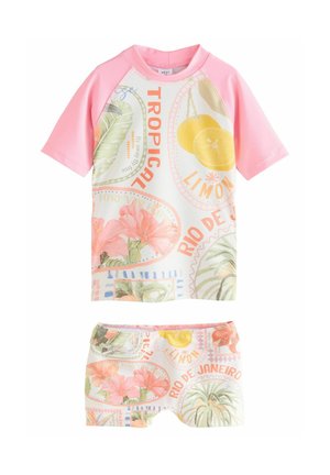 Schwimmset mit kurzen Ärmeln, bestehend aus einem pinken Raglan-Oberteil mit tropischen Druckmotiven und passenden floralen Shorts in Weiß, Pfirsich und Hellgrün.
