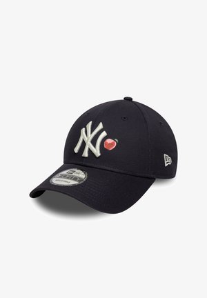 Cappellino da baseball blu navy con logo New York Yankees ricamato e dettaglio color pesca. Tessuto morbido, cinturino regolabile, visiera curva.