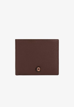 Cartera plegable de cuero marrón con superficie texturizada y un pequeño logo metálico circular en la esquina inferior derecha.
