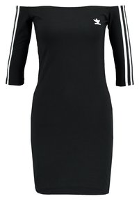 Svart off-shoulder klänning i mjukt tyg med trekvartslånga ärmar, prydd med vita ränder och en vit logga på bröstet.