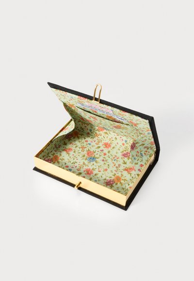 Scatola rettangolare nera con una chiusura dorata, con un design interno verde a motivo floreale. Aprendo si rivela un ampio scomparto.