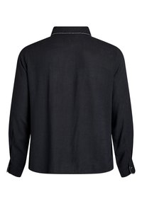 Čierna košeľa s dlhými rukávmi a golierom, so štruktúrovanou tkaninou a bielymi švami na golieri a manžetách.