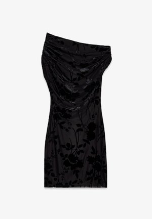 Robe noire à épaules dénudées avec des détails de fronces, présentant un motif floral dans une texture veloutée. Longueur courte et silhouette ajustée.