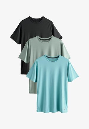 Három sima, rövid ujjú, kerek nyakú póló fekete, zsályazöld és világoskék színben, egymásra helyezve, fehér háttéren.