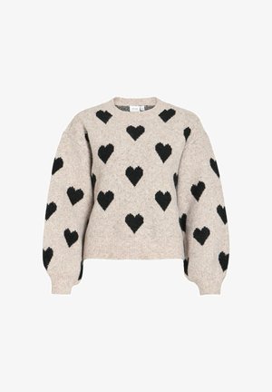 Suéter beige tejido con patrones de corazones negros distribuidos uniformemente en el frente y las mangas, con puños y dobladillo acanalados.