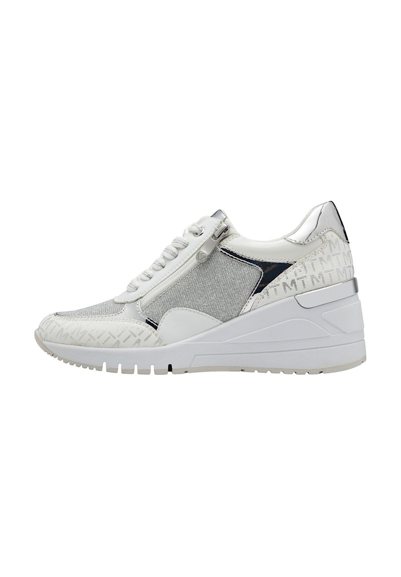Sneaker wedge bianche con un mix di materiali lisci e testurizzati, chiusura con lacci, dettagli argentati e decorazioni a pattern sui lati.