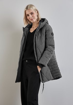 Manteau en duvet gris avec une capuche, doté d'un tissu texturé et d'un motif matelassé. Accents noirs aux poignets et poche zippée sur le côté.