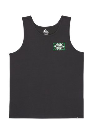 Čierne tielko bez rukávov s malým zeleno-bielym tribal logom slnka na ľavej hornej časti hrudníka a značkovou štítkou na spodnom okraji.