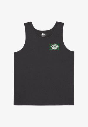 Melna bezroku tanktop ar mazu zaļu un baltu cilšu saules logo uz augšējās kreisās krūšu puses un zīmola birku apakšējā malā.
