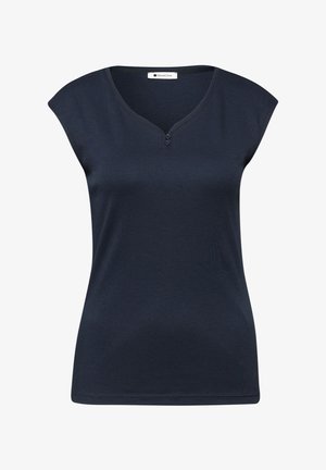 Granatowy damski top z krótkim rękawem, dekoltem w serek, dwoma małymi guzikami poniżej dekoltu oraz metką "Street One" wewnątrz kołnierza.