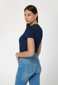 Guess STUDDED - T-shirt con stampa - blau