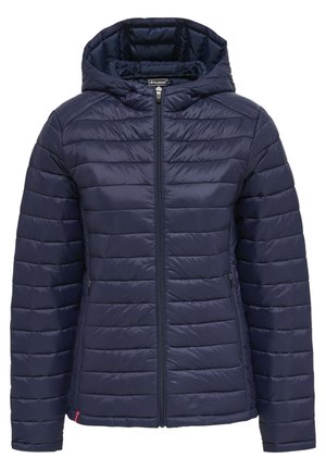 Marineblauwe gewatteerde jas met capuchon, voorzien van horizontale quiltstiksels, een ritssluiting aan de voorkant en twee zijzakken. Lichtgewicht met een soepele textuur.