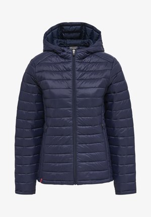 Marineblauwe gewatteerde jas met capuchon, voorzien van horizontale quiltstiksels, een ritssluiting aan de voorkant en twee zijzakken. Lichtgewicht met een soepele textuur.