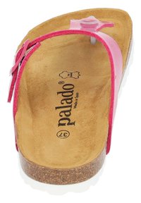 Rosa flip-flop sandal med en genomskinlig rem, korkfotbädd och en brun mockaliknande textur. Har en logotyp och storleksmärke på insidan.