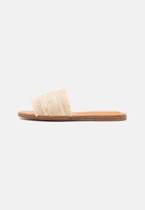 Slaidu sandāles ar beigtu austu audumu augšdaļu ar frizētām malām, gludu ādas iekšpusi un plakanu brūnu zoli.