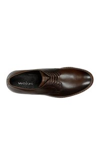 Scarpa in pelle marrone con finitura texturizzata, punta arrotondata e cuciture sottili. Presenta lacci e una soletta con marchio.