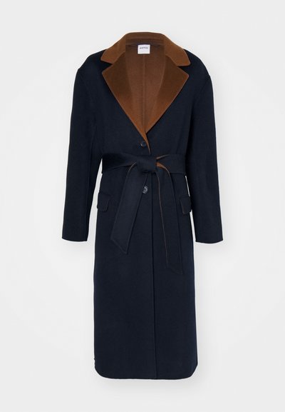 Manteau en laine marine avec un col marron, des manches longues, des boutons sur le devant et une taille ceinturée. Il dispose de deux poches avant et d'un design ajusté.