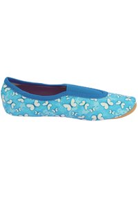 Ballerinas aus hellblauem Stoff mit einem Schmetterlingsmuster, elastischem Einstieg und Gummisohle.