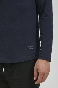 11 Project PRANAKLET - Topper langermet - dark blue