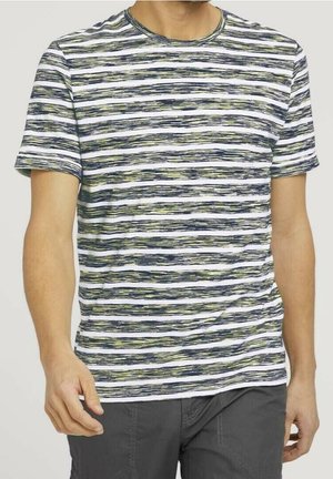 Stribet t-shirt i blå, grøn og hvid med rund hals, korte ærmer og et struktureret stof med et horisontalt mønster.