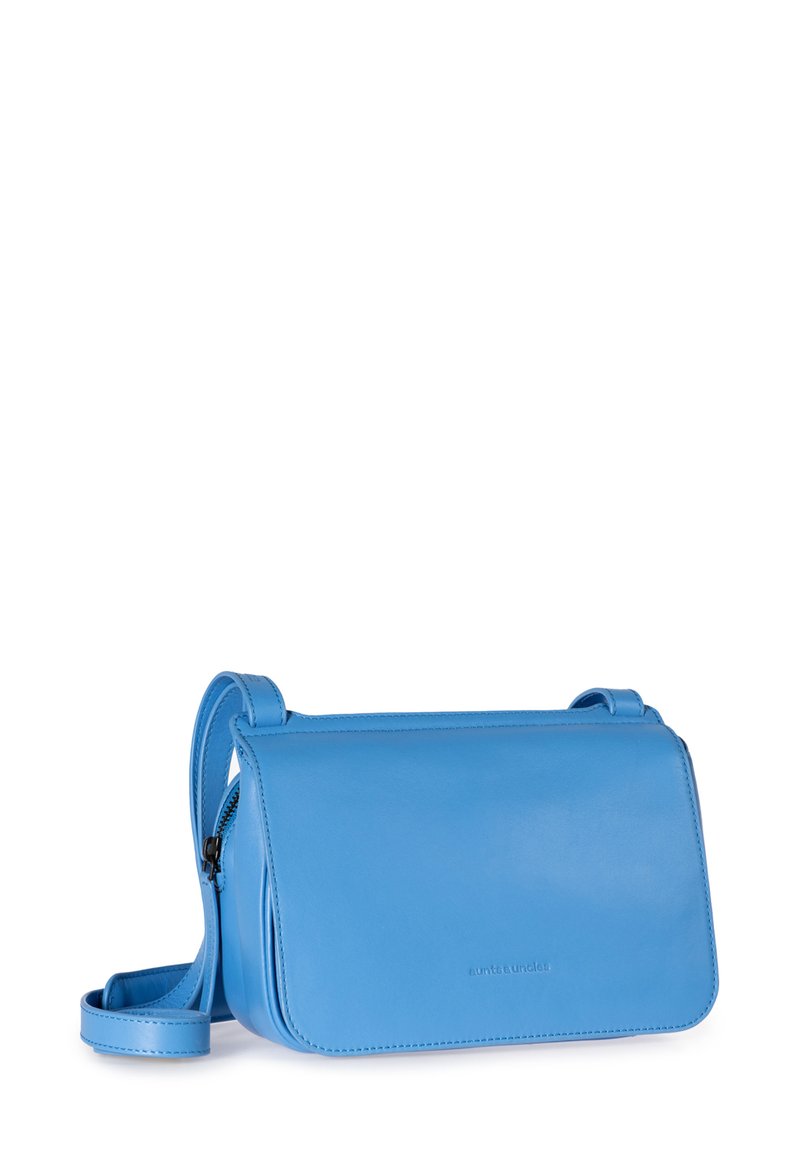 Borsa a tracolla in pelle blu con una texture liscia, chiusura a patta e tracolla regolabile. Presenta un logo stampato in modo discreto sulla parte anteriore.
