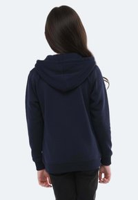 Felpa blu navy con tasca frontale e cappuccio con coulisse. Tessuto morbido, polsini e orlo a coste, vista da dietro.