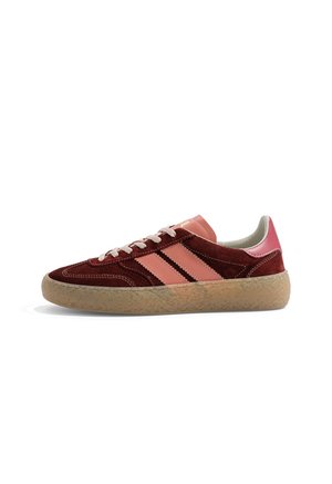 Niskoprofilowy sneaker z bordowego zamszu, różowymi skórzanymi paskami i zakładką na pięcie, białymi sznurówkami oraz teksturowaną jasnobrązową gumową podeszwą.