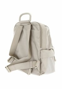 Sac à dos en tissu beige avec une surface texturée, des straps réglables, une poignée supérieure et une poche latérale avec une fermeture éclair.
